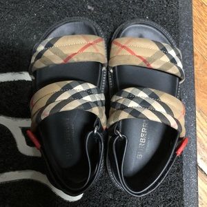 Little Girls Burberry sandals Size 29